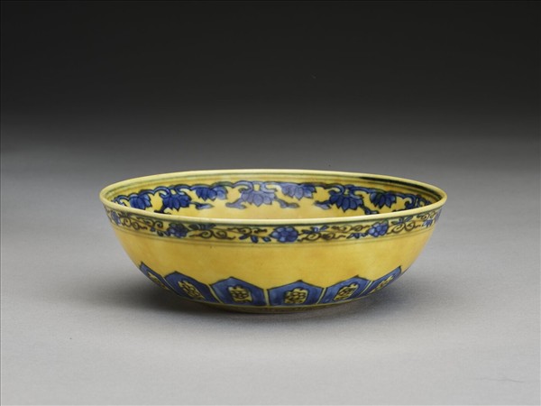 黃釉青花花果紋碗