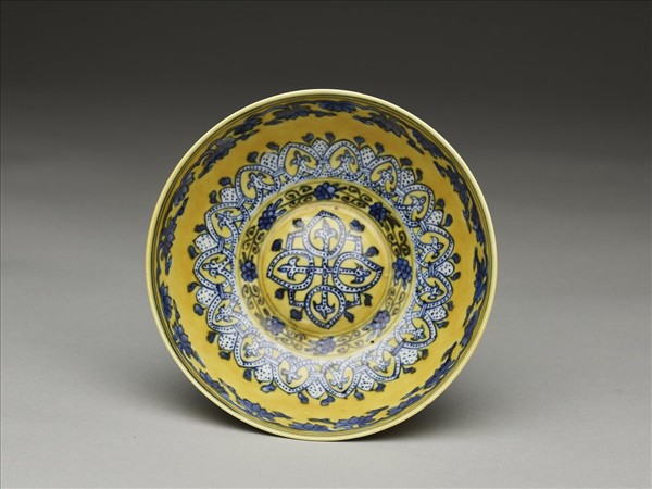 黃釉青花花果紋碗