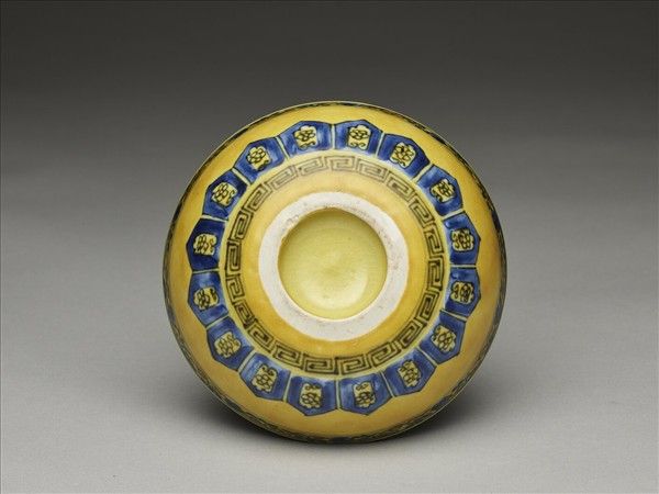 黃釉青花花果紋碗