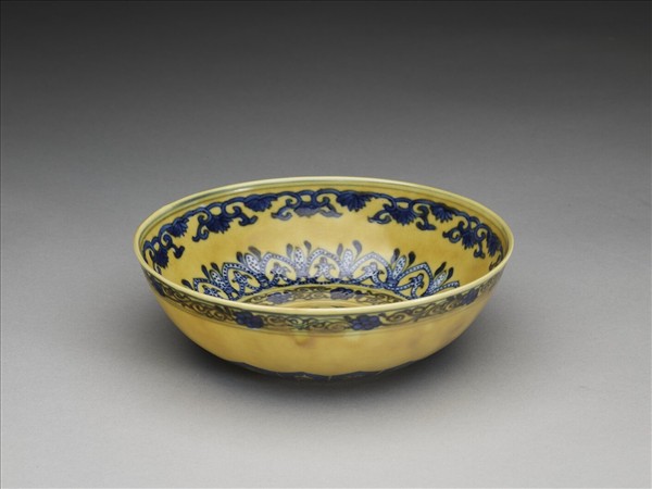 黃釉青花花果紋碗