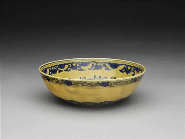 黃釉青花花果紋碗