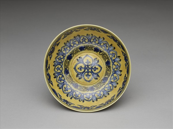 黃釉青花花果紋碗