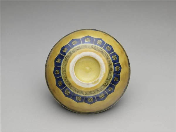 黃釉青花花果紋碗