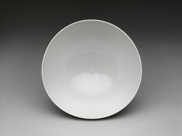 甜白釉四季花卉紋碗