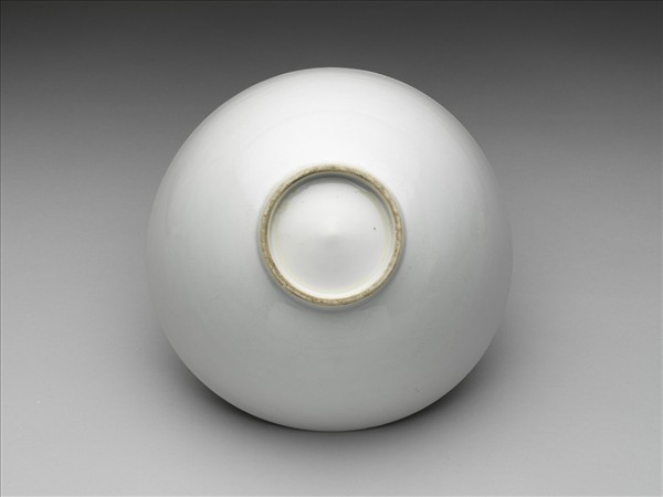 甜白釉四季花卉紋碗