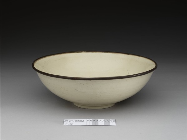 定窯 白瓷劃花蓮花紋碗