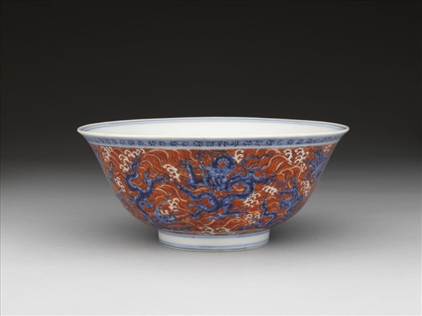 青花描紅波濤龍紋碗