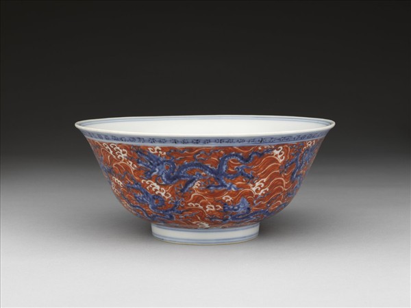 青花描紅波濤龍紋碗