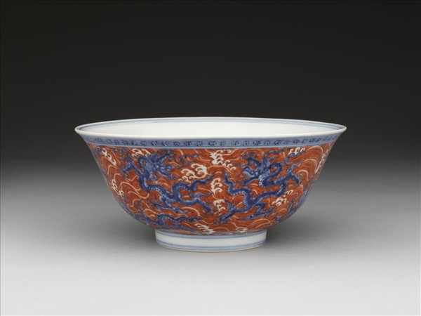 青花描紅波濤龍紋碗