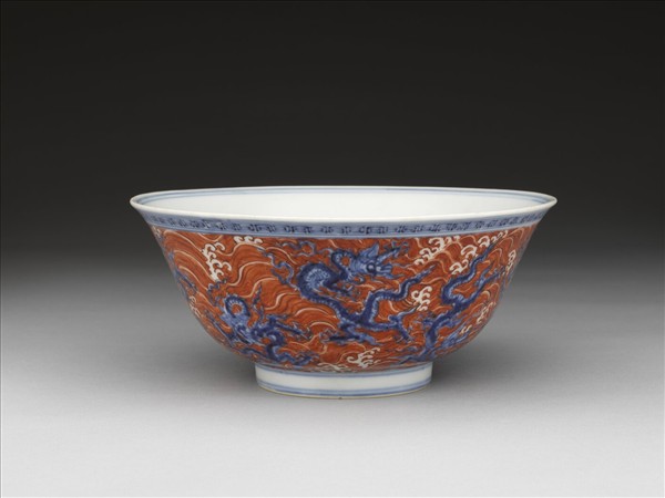 青花描紅波濤龍紋碗