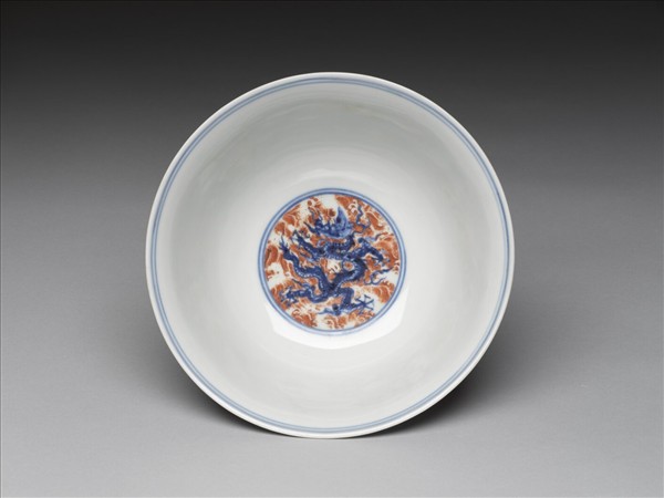 青花描紅波濤龍紋碗