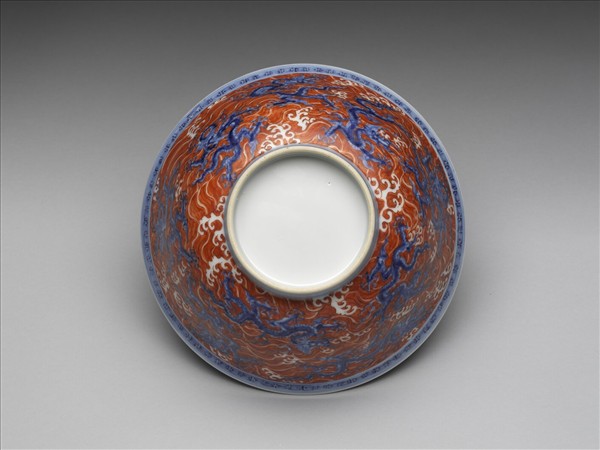 青花描紅波濤龍紋碗