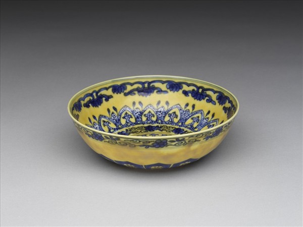 黃釉青花花果紋碗