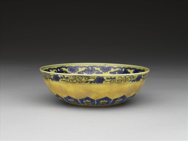黃釉青花花果紋碗