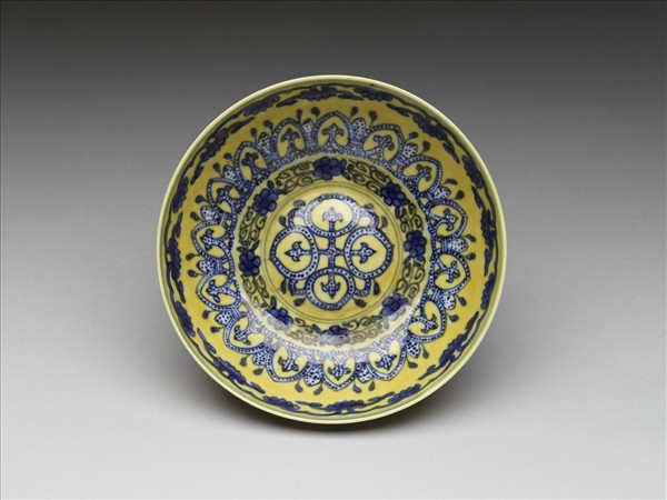 黃釉青花花果紋碗