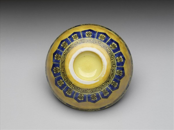 黃釉青花花果紋碗