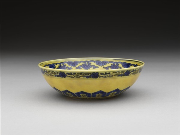 黃釉青花花果紋碗