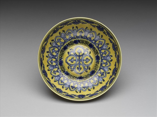 黃釉青花花果紋碗