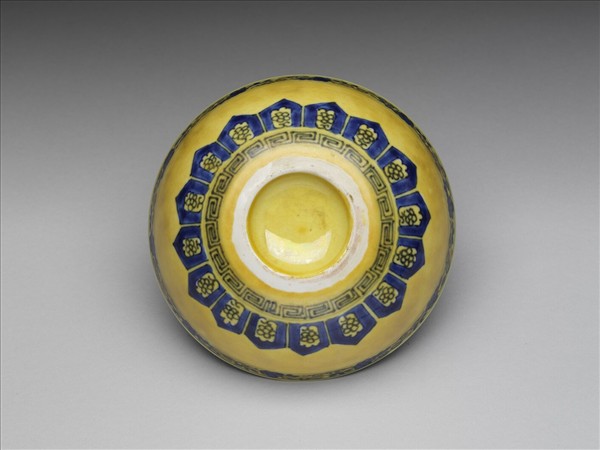 黃釉青花花果紋碗