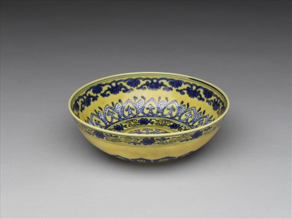 黃釉青花花果紋碗