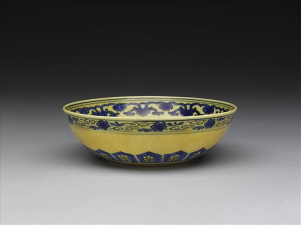 黃釉青花花果紋碗