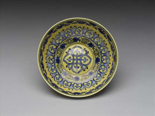 黃釉青花花果紋碗