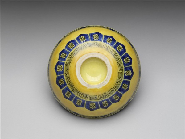 黃釉青花花果紋碗