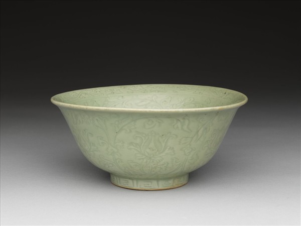 青瓷暗花番蓮紋碗