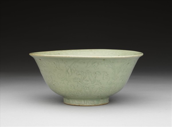 青瓷暗花番蓮紋碗