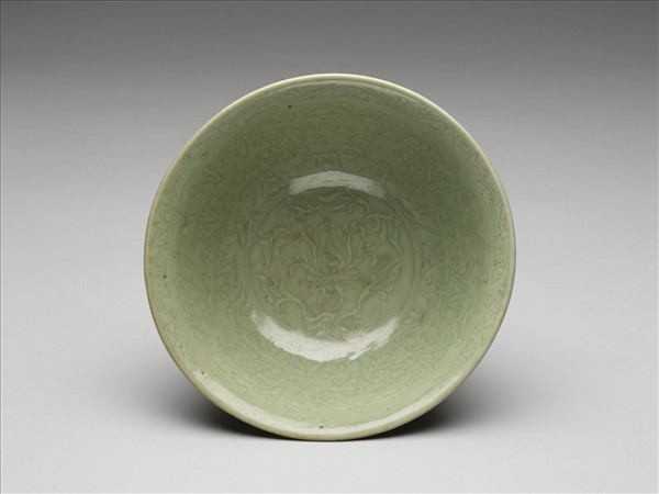 青瓷暗花番蓮紋碗