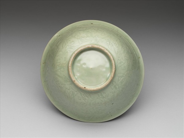 青瓷暗花番蓮紋碗