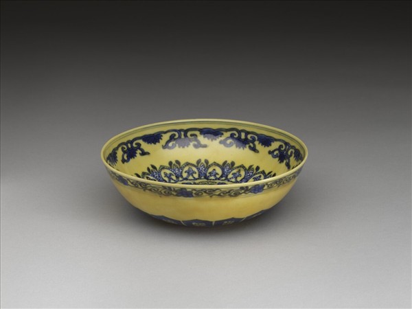 黃釉青花花果紋碗