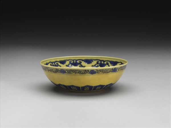 黃釉青花花果紋碗