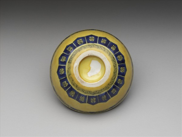 黃釉青花花果紋碗