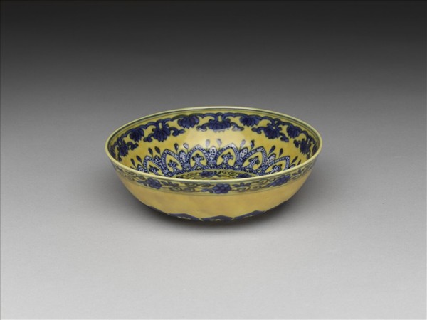黃釉青花花果紋碗