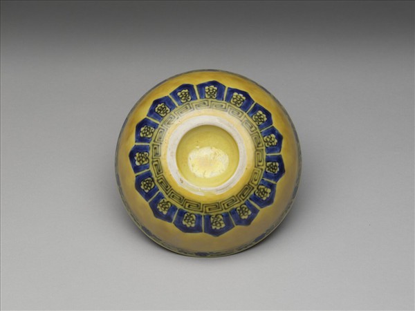 黃釉青花花果紋碗