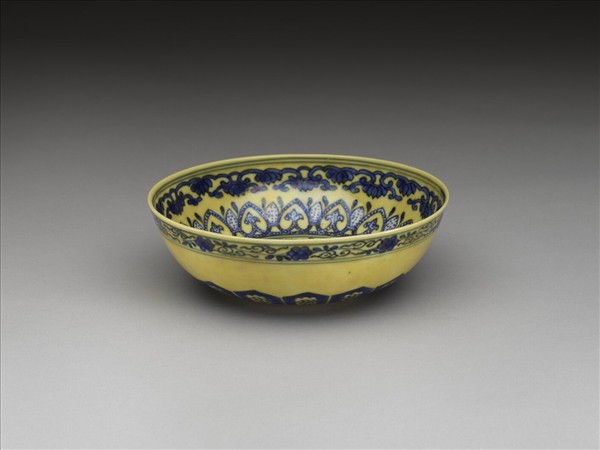 黃釉青花花果紋碗