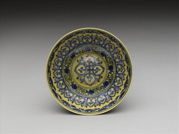 黃釉青花花果紋碗