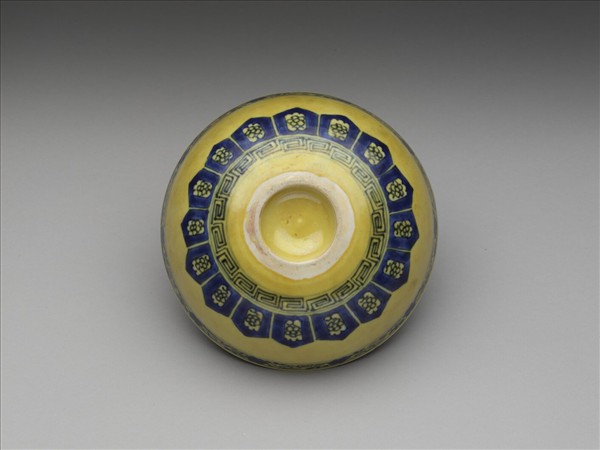 黃釉青花花果紋碗