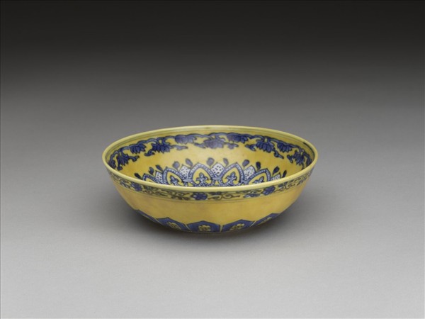 黃釉青花花果紋碗