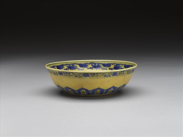 黃釉青花花果紋碗