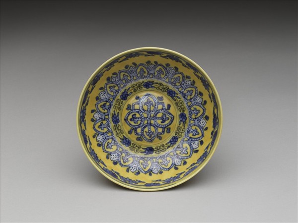 黃釉青花花果紋碗