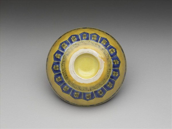 黃釉青花花果紋碗