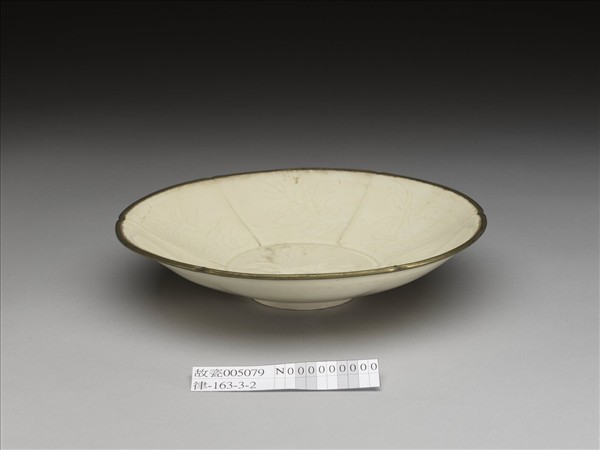 白釉劃花牡丹紋葵口盤