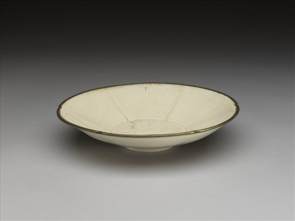 白釉劃花牡丹紋葵口盤