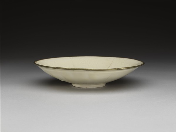 白釉劃花牡丹紋葵口盤