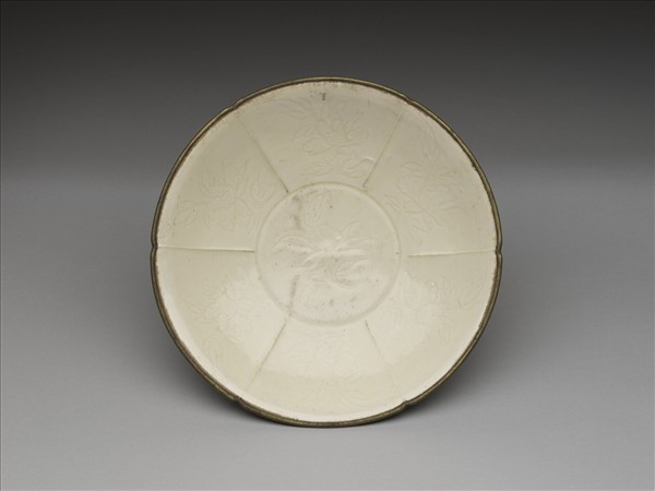 白釉劃花牡丹紋葵口盤