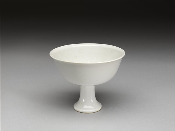 甜白釉雙龍戲珠紋高足碗