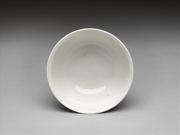 甜白釉雙龍戲珠紋高足碗