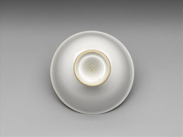 甜白釉雙龍戲珠紋高足碗